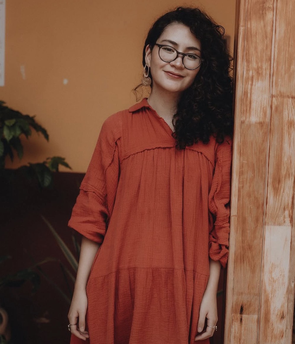 Retrato de Violeta Guillén en su estudio